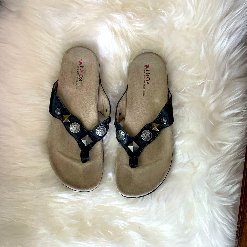 Taos Black “Red Willow” Wanda Thong Sandals size 8/39